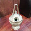 Botijo de metal decorativo con acabado antiguo y asa superior, ideal para decoración vintage en el hogar. Excelente calidad de Cositas Antiguas.