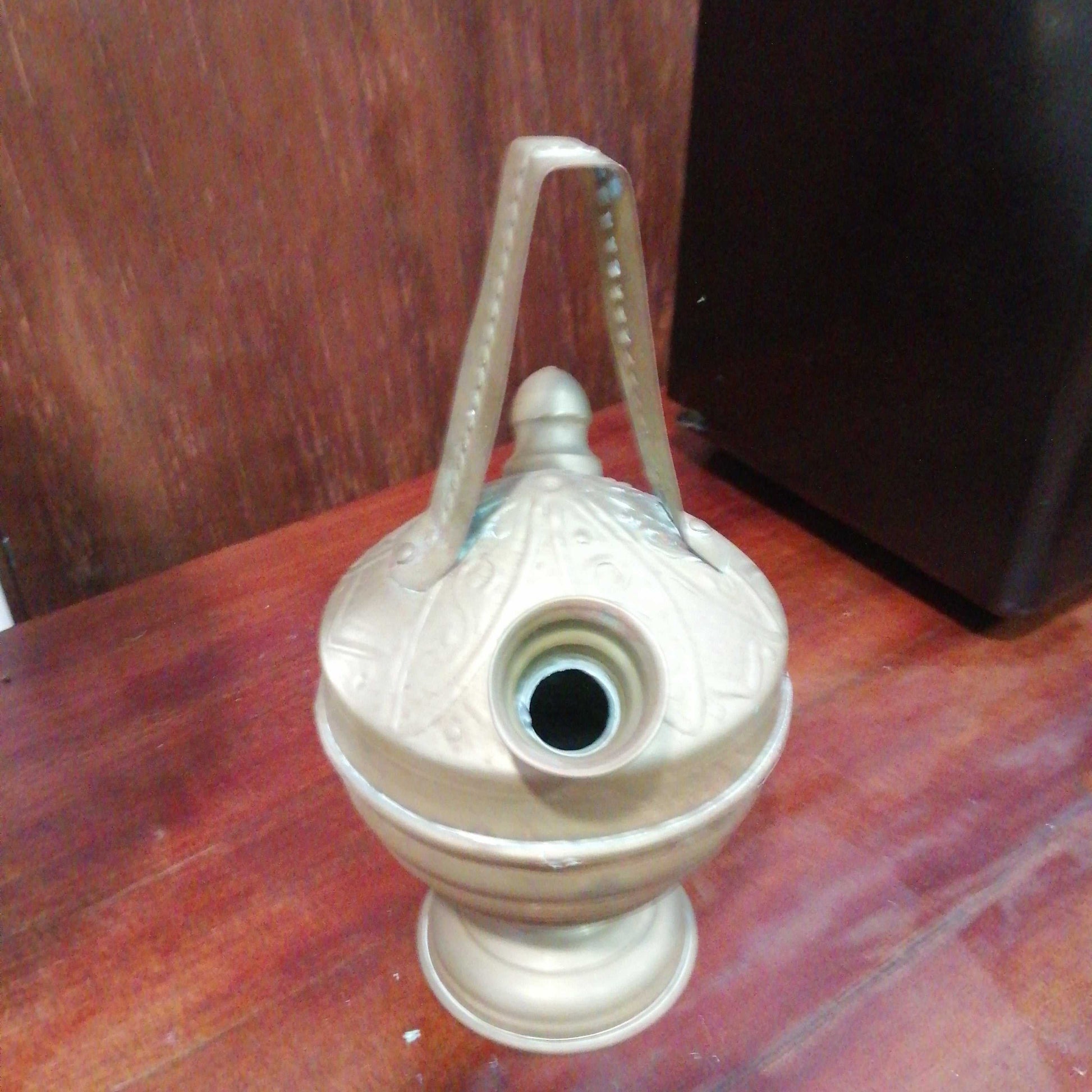 Botijo de metal decorativo con acabado antiguo y asa superior, ideal para decoración vintage en el hogar. Excelente calidad de Cositas Antiguas.