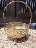 Canasto de metal para flores o maceta con diseño calado y asa curva, ideal para decoración de interiores. Excelente calidad y estilo vintage.