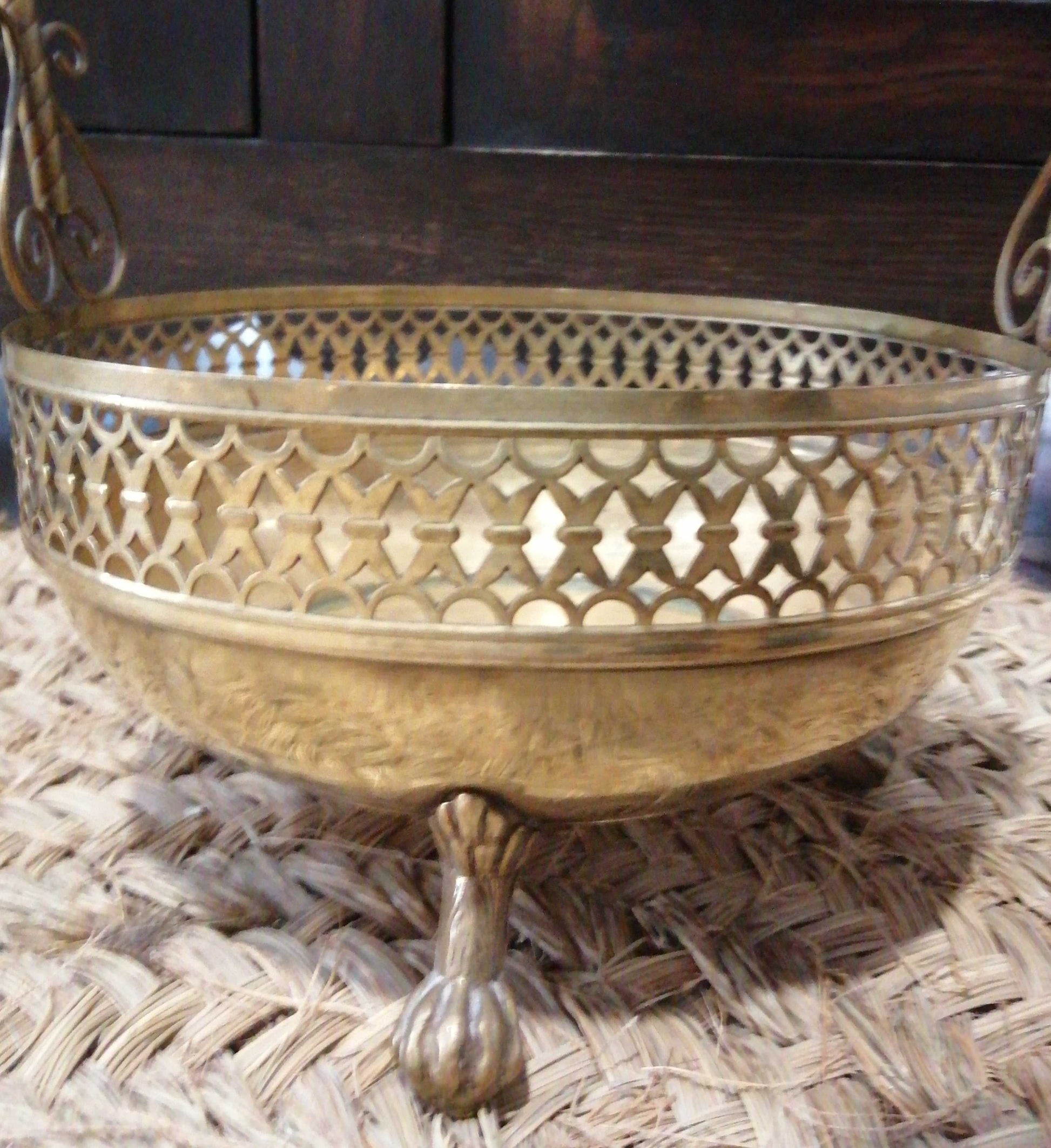 Canasto de metal para flores o maceta con diseño calado y patas decorativas, ideal para decoración de interiores. Excelente calidad y estilo vintage.