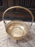 Canasto de metal para flores o maceta de excelente calidad, con diseño calado y asa decorativa, ideal para decoración de interiores.