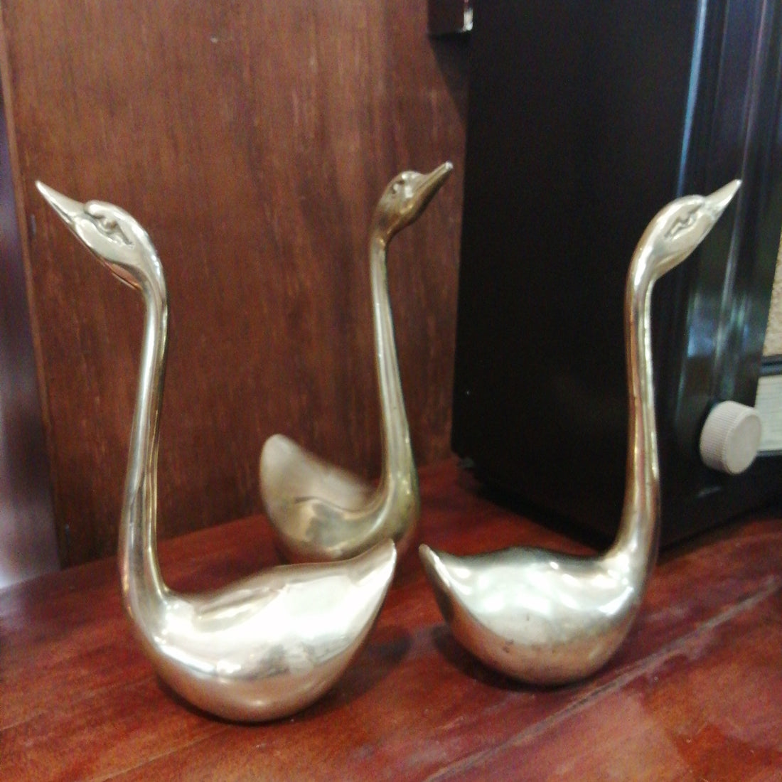 Figura decorativa de cisne de metal antiguo, diseño elegante con acabado brillante, ideal para decoración de interiores. Medidas 20 cm de alto.