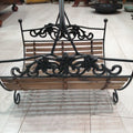 Revistero de forja con detalles ornamentales y base de madera, ideal para decoración rústica en el hogar. Calidad excepcional en cada detalle.