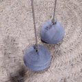 Boyas Náuticas de Calamina colgantes de 17 cm de diámetro sobre fondo de mimbre, ideales para decoración náutica vintage en el hogar o jardín.