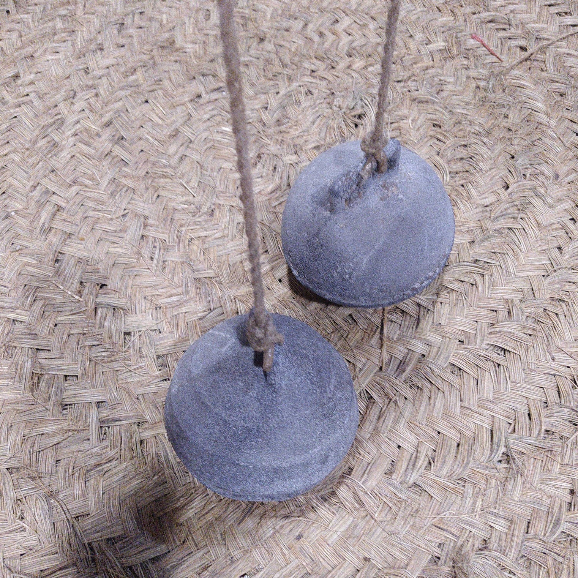 Boyas Náuticas de Calamina colgantes de 17 cm de diámetro sobre fondo de mimbre, ideales para decoración náutica vintage en el hogar o jardín.