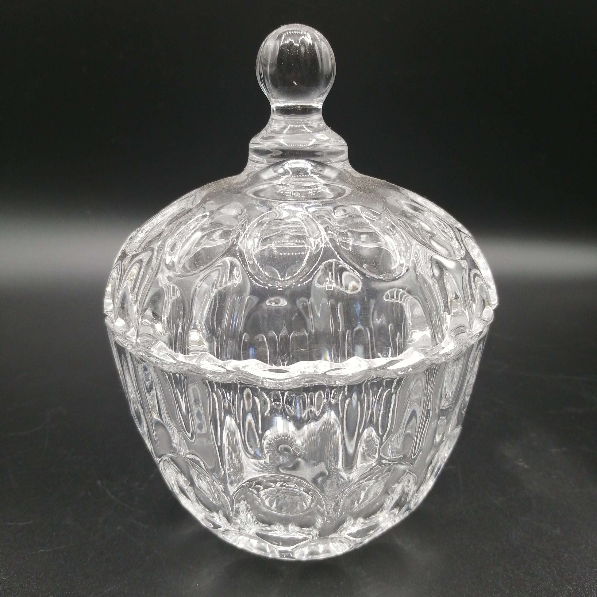 Tarro de cristal tallado con tapa, diseño vintage y elegante ideal para decoración del hogar. Perfecto para almacenar con estilo en cocina o sala.