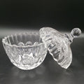 Tarro de cristal tallado con tapa, diseño vintage y elegante, ideal para decoración del hogar en estilo clásico y funcional.