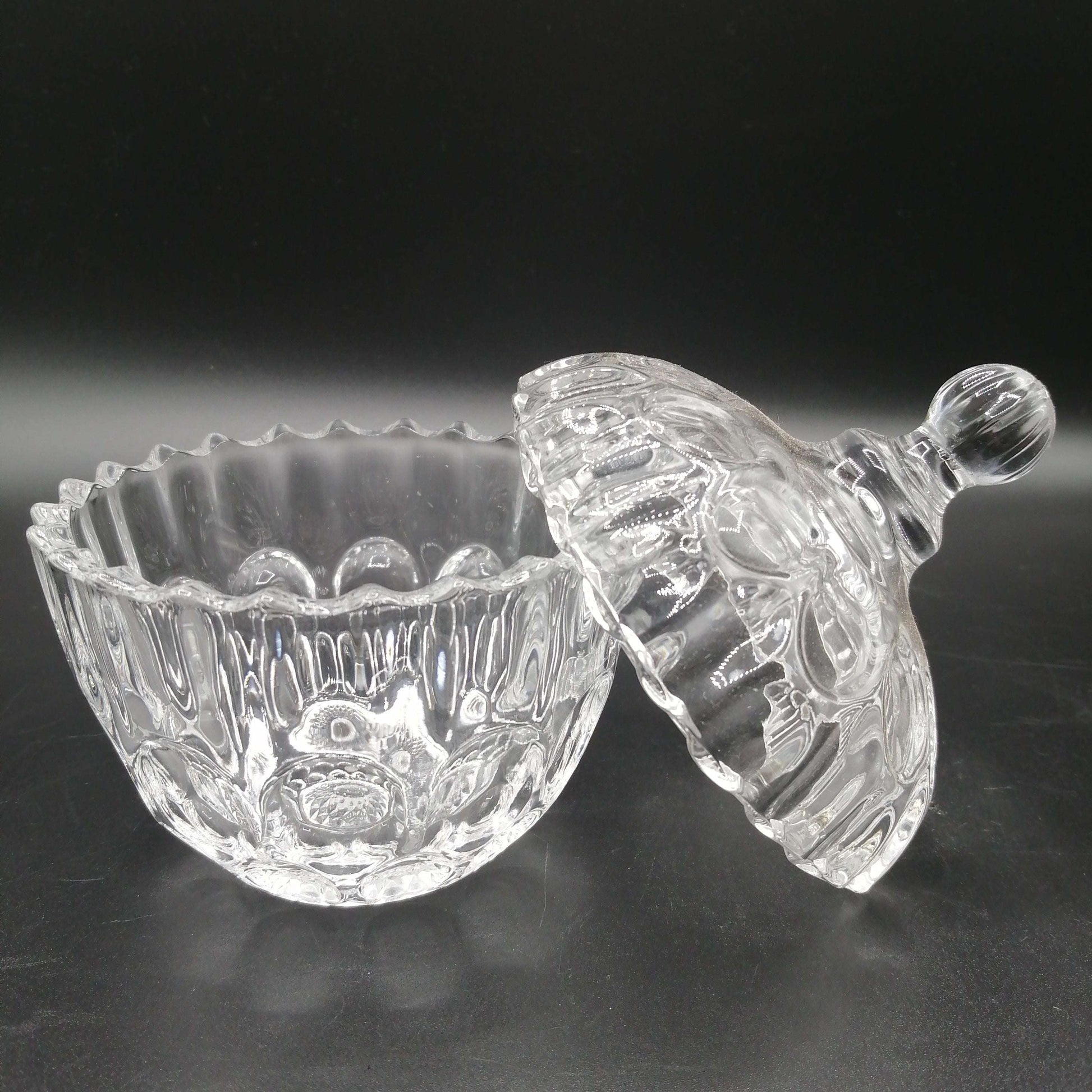 Tarro de cristal tallado con tapa, diseño vintage y elegante, ideal para decoración del hogar en estilo clásico y funcional.