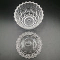 Tarro de cristal tallado con tapa decorativa, ideal para decoración vintage en el hogar. Diseño elegante y funcional para almacenar con estilo.