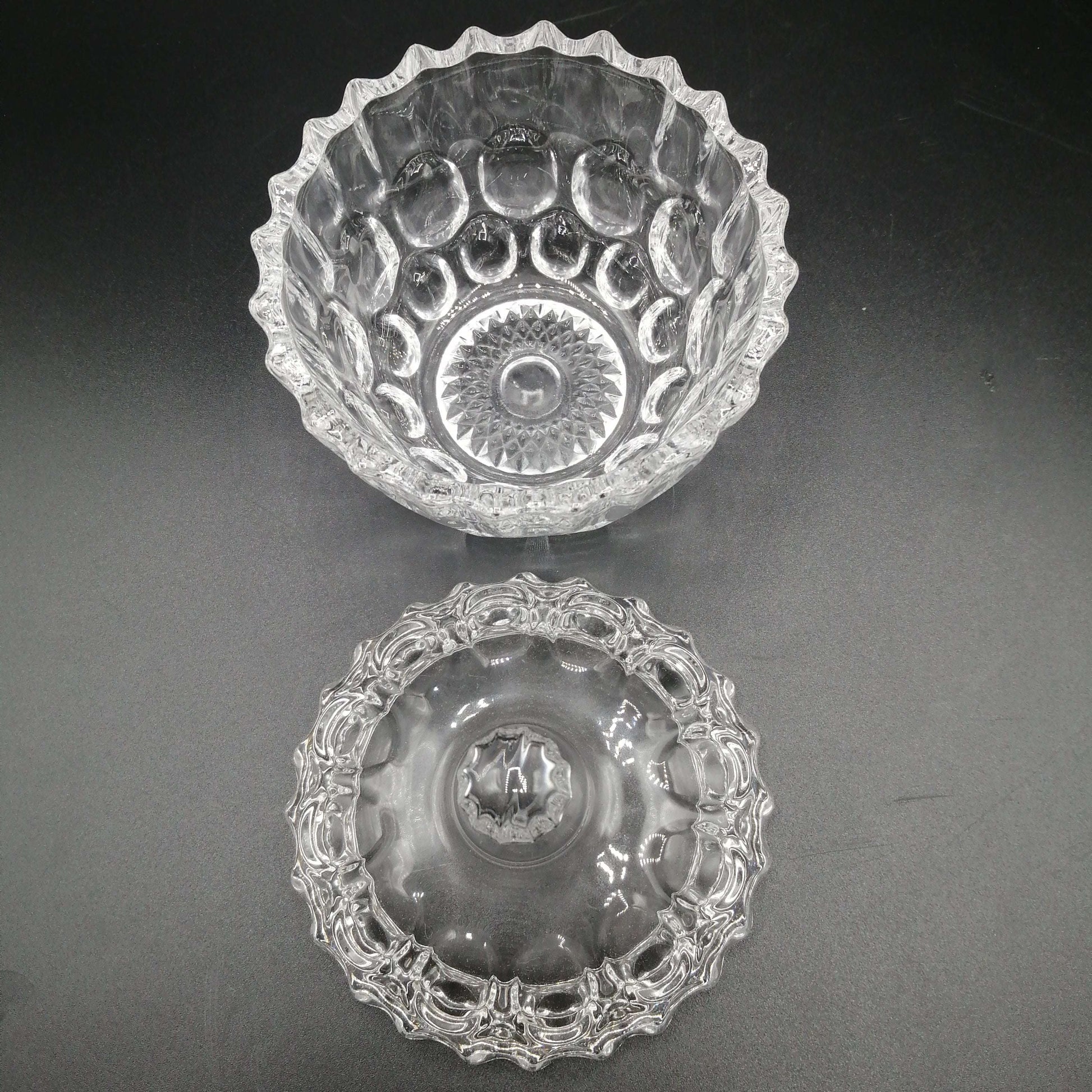 Tarro de cristal tallado con tapa decorativa, ideal para decoración vintage en el hogar. Diseño elegante y funcional para almacenar con estilo.