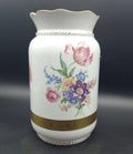Jarrón de porcelana pintado a mano de excelente calidad con flores multicolores y detalles dorados, ideal para decoración elegante del hogar.