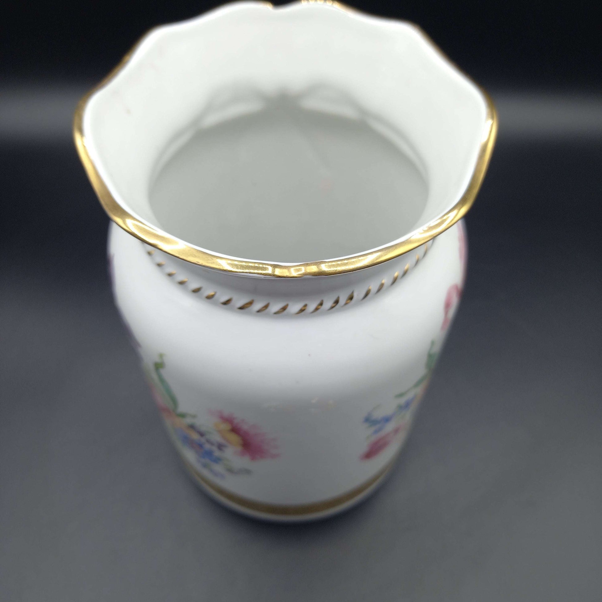 Jarrón de porcelana pintado a mano de excelente calidad con detalles florales y borde dorado, ideal para decoración elegante de interiores.