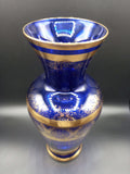 Jarrón de cristal azul cobalto y oro de lujo con detalles ornamentales dorados, ideal para decoración elegante en el hogar. Excelente calidad artesanal.