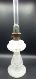 Quinqué de opalina pintado a mano con detalles florales y base blanca, estilo vintage ideal para decoración clásica de interiores.