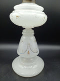 Quinqué de opalina pintado a mano con detalles decorativos vintage en blanco y dorado. Elegancia clásica para decoración de interiores.