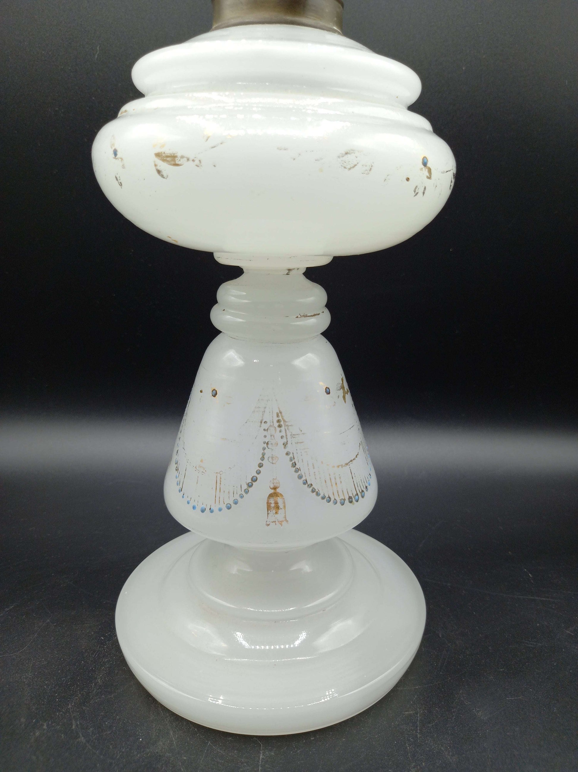 Quinqué de opalina pintado a mano con detalles decorativos vintage en blanco y dorado. Elegancia clásica para decoración de interiores.
