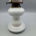 Base de quinqué de opalina antiguo en color blanco, con diseño curvo clásico y acabado brillante. Iluminación de época exquisita para decoración vintage.