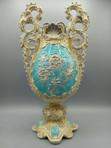 Jarron de ceramica esmaltado con detalles decorativos en tonos crema y turquesa, con relieves florales y diseño vintage ideal para decoración clásica.