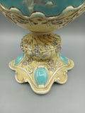 Base de jarrón de cerámica esmaltado con detalles decorativos en relieve, tonos crema y turquesa, estilo antiguo para decoración del hogar.