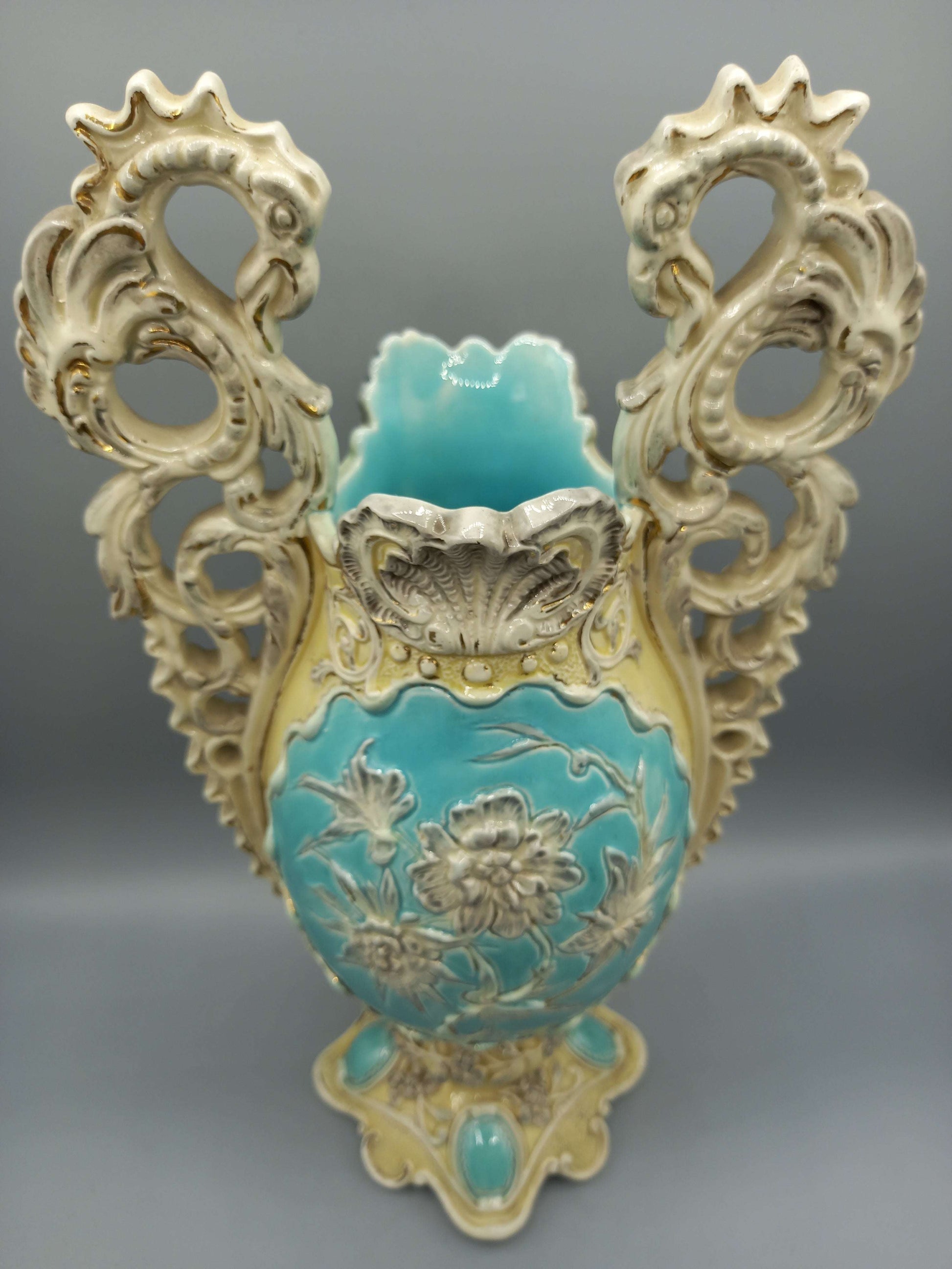 Jarron de ceramica esmaltado con detalles decorativos en tonos azul y marfil, con relieves florales y asas en forma de aves ornamentales. Ideal para decoracion vintage en Home & Garden > Decor.