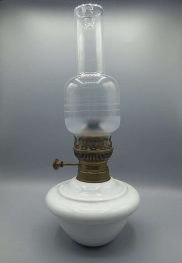 Quinque de opalina blanca para mesa con base redonda y detalles en latón. Decoración vintage ideal para hogar elegante y clásico.