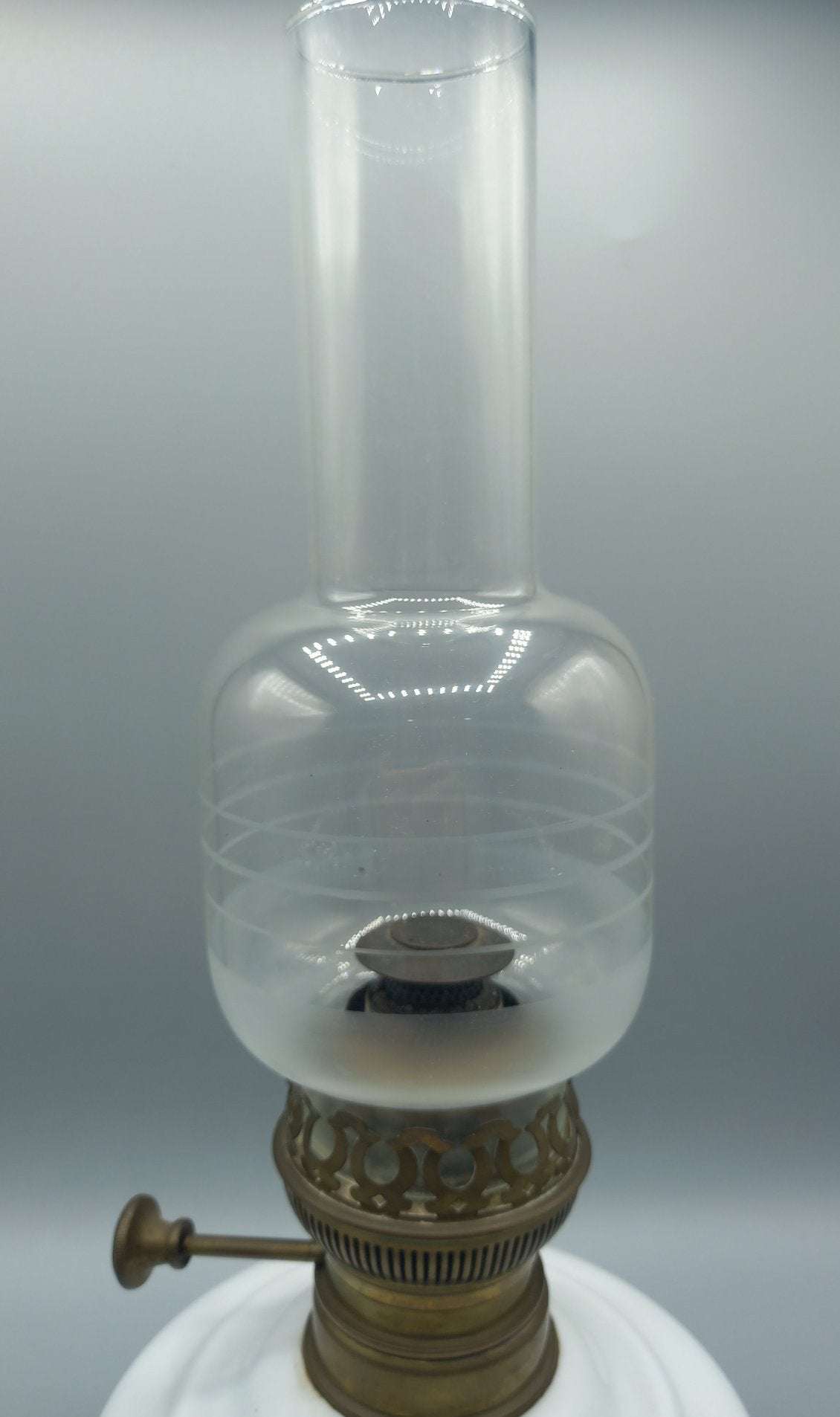 Quinque de Opalina Blanca para Mesa - Alta calidad con base de latón y tulipa de cristal transparente, ideal para decoración vintage en el hogar.