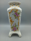 Jarrón de porcelana marca Sando con diseño floral en tonos rosa y dorado, ideal para decoración elegante en el hogar. Acabado brillante y base ornamentada.