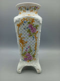 Jarron de porcelana marca Sando con diseño floral en tonos rosa y dorado, ideal para decoración elegante en el hogar. Pieza refinada de alta calidad.