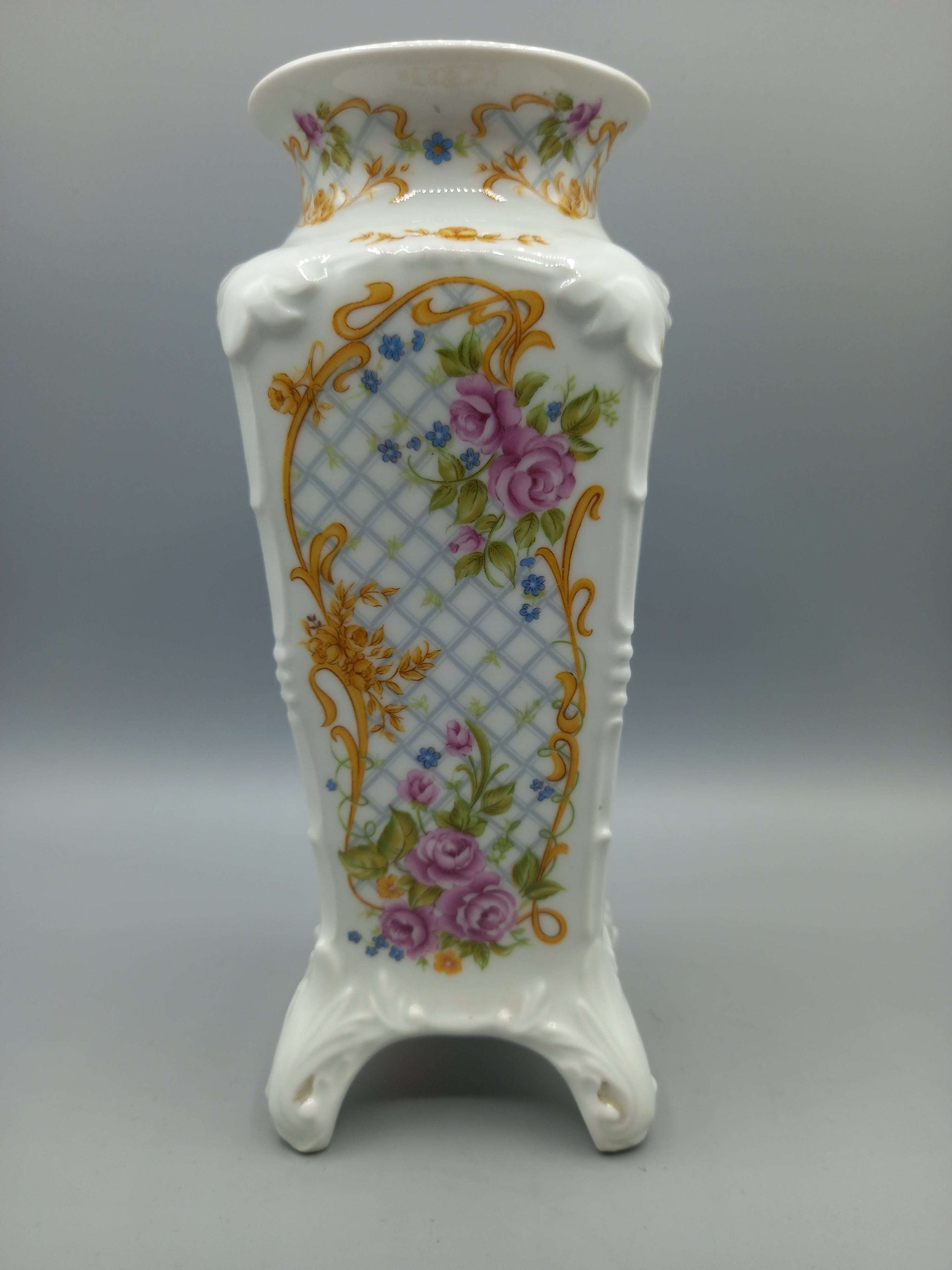 Jarron de porcelana marca Sando con diseño floral en tonos rosa y dorado, ideal para decoración elegante en el hogar. Pieza refinada de alta calidad.