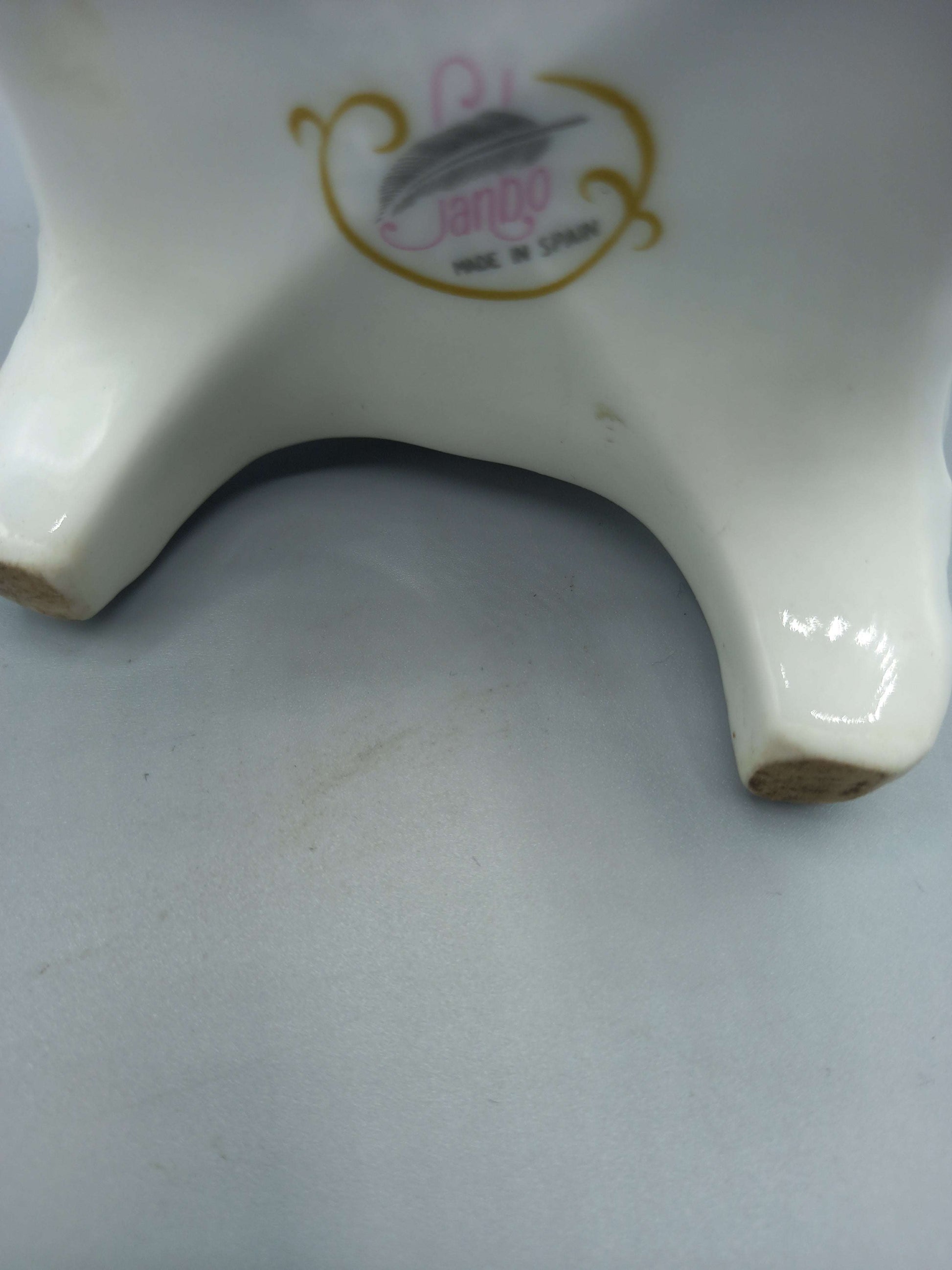 Base del jarrón de porcelana marca Sando con sello 'Made in Spain', ideal para decoración elegante en el hogar o jardín.