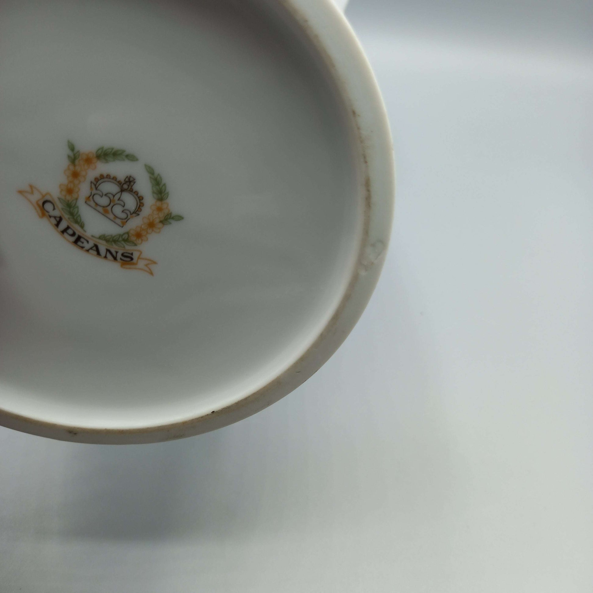 Base del jarrón de porcelana Capeans con sello distintivo, ideal para decoración elegante y duradera en el hogar.
