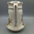 Jarra de porcelana inglesa con diseño floral vintage, ideal para decoración de interiores con estilo clásico y elegante. Antigüedad y calidad destacada.