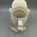 Jarra de porcelana inglesa con borde dorado y diseño floral, ideal para decoración vintage en el hogar. Antigüedad y calidad destacada.