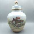 Tibor de porcelana pintado a mano con cacería inglesa, exclusivo, decorado con escena ecuestre y detalles dorados. Ideal para decoración clásica.