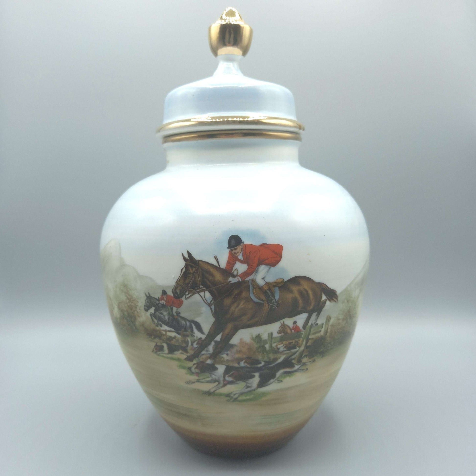 Tibor de porcelana pintado a mano con cacería inglesa, exclusivo, decorado con escena ecuestre y detalles dorados. Ideal para decoración clásica.