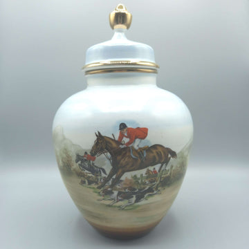 Tibor de porcelana pintado a mano con cacería inglesa, exclusivo, decorado con escena ecuestre y detalles dorados. Ideal para decoración clásica.