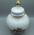 Tibor de porcelana pintado a mano con cacería inglesa, exclusivo, con tapa y detalles dorados. Ideal para decoración clásica y coleccionistas.