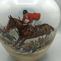 Tibor de porcelana pintado a mano con escena de cacería inglesa, jinete en caballo marrón y perros de caza en paisaje campestre. Decoración exclusiva para el hogar.