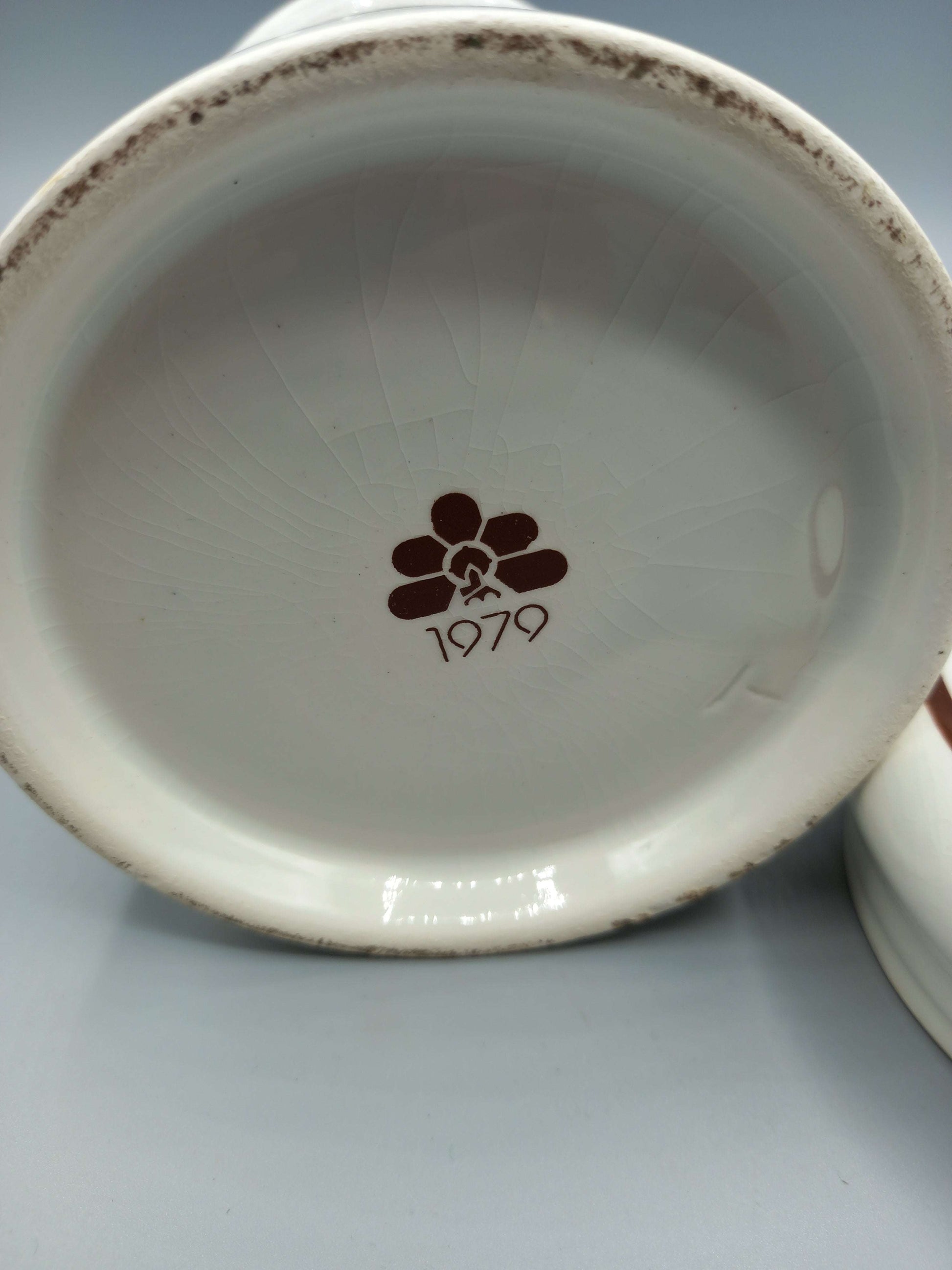 Base de tarro de porcelana único con sello floral y fecha 1979, pieza exclusiva de decoración para coleccionistas. Ideal para estilo vintage.
