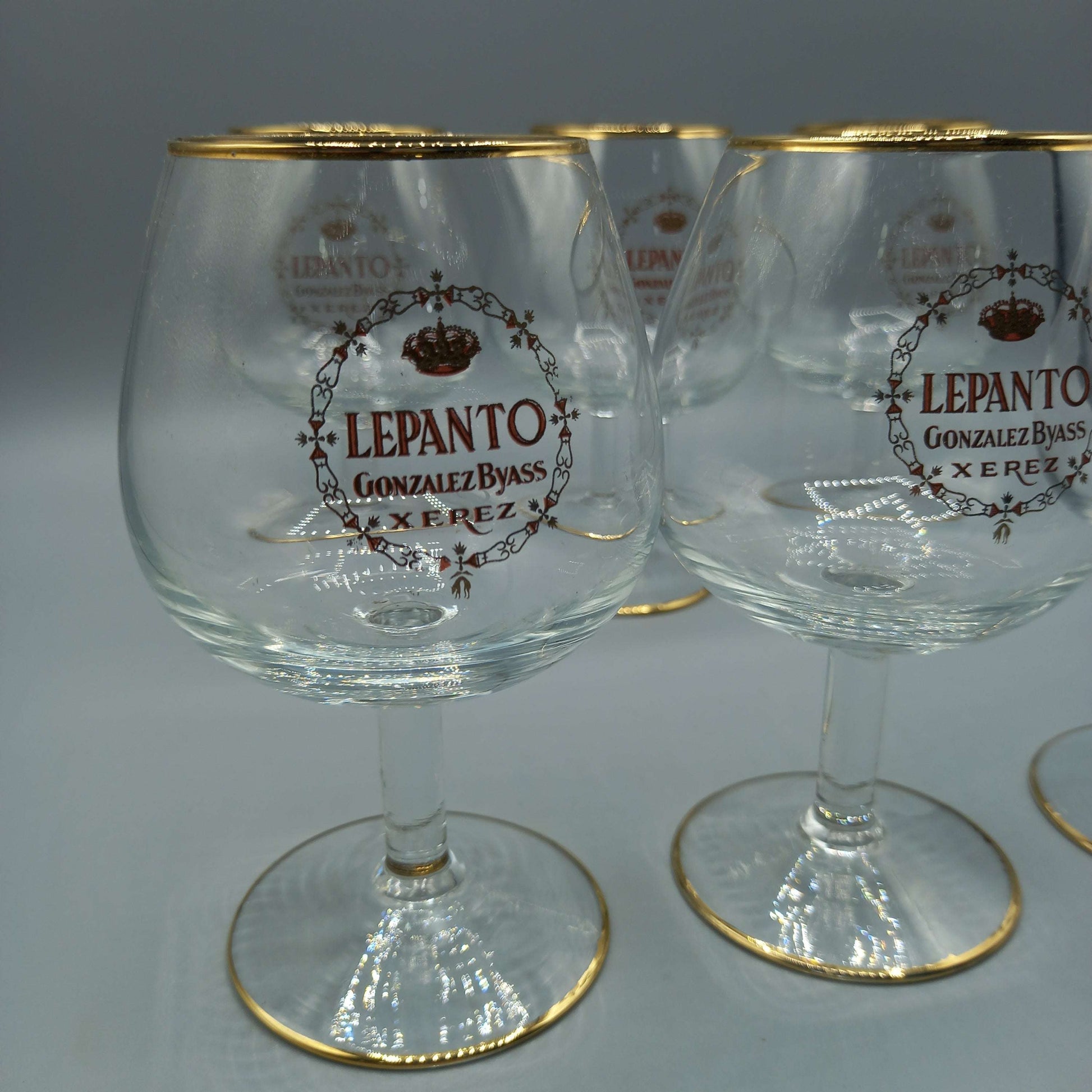 Copas Lepanto de González Byass - Elegancia y Tradición en Cristalería, set de seis copas de brandy en cristal con borde dorado, ideales para decoración.