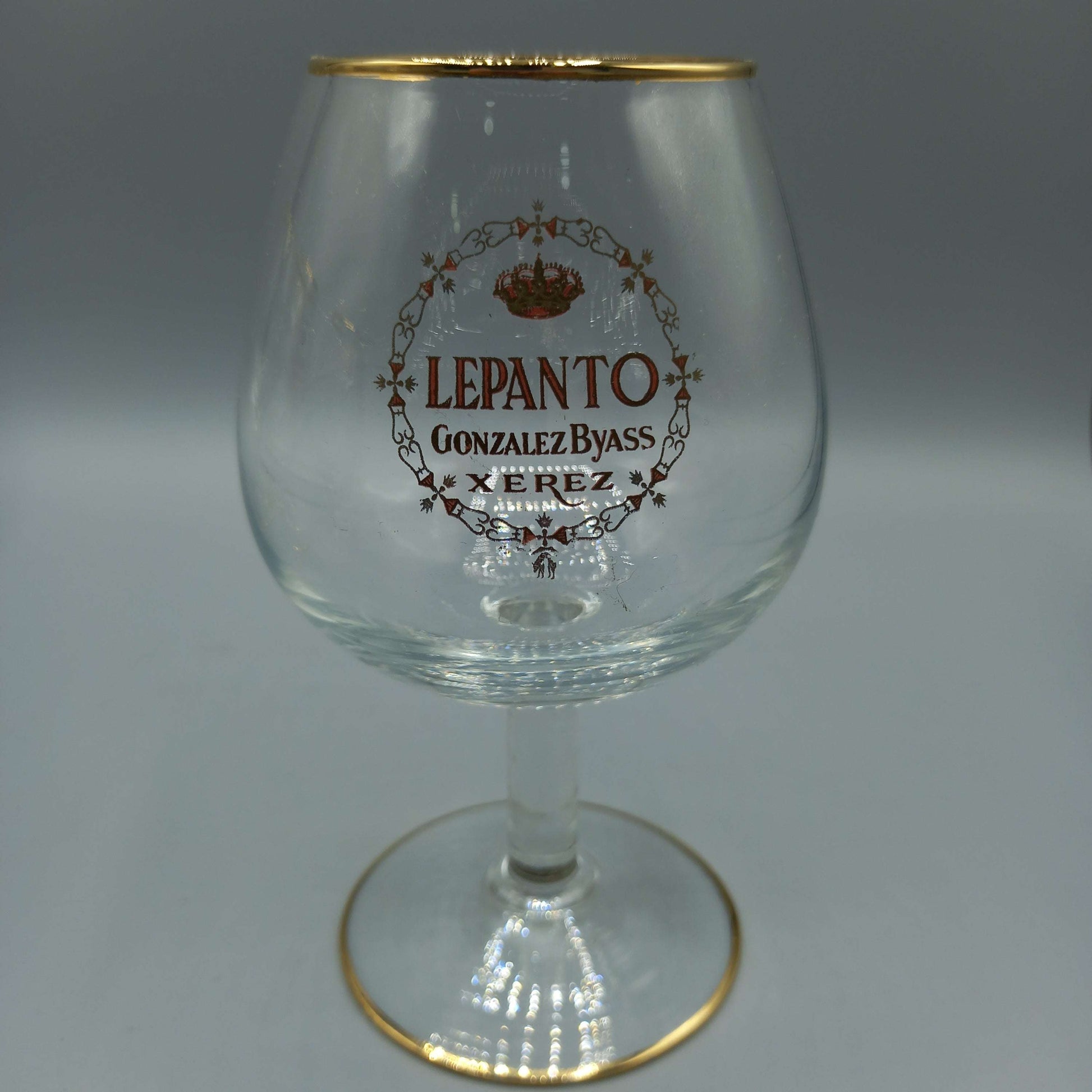 Copa Lepanto de González Byass con borde dorado y logotipo central, ideal para decoración elegante en cristalería de lujo.