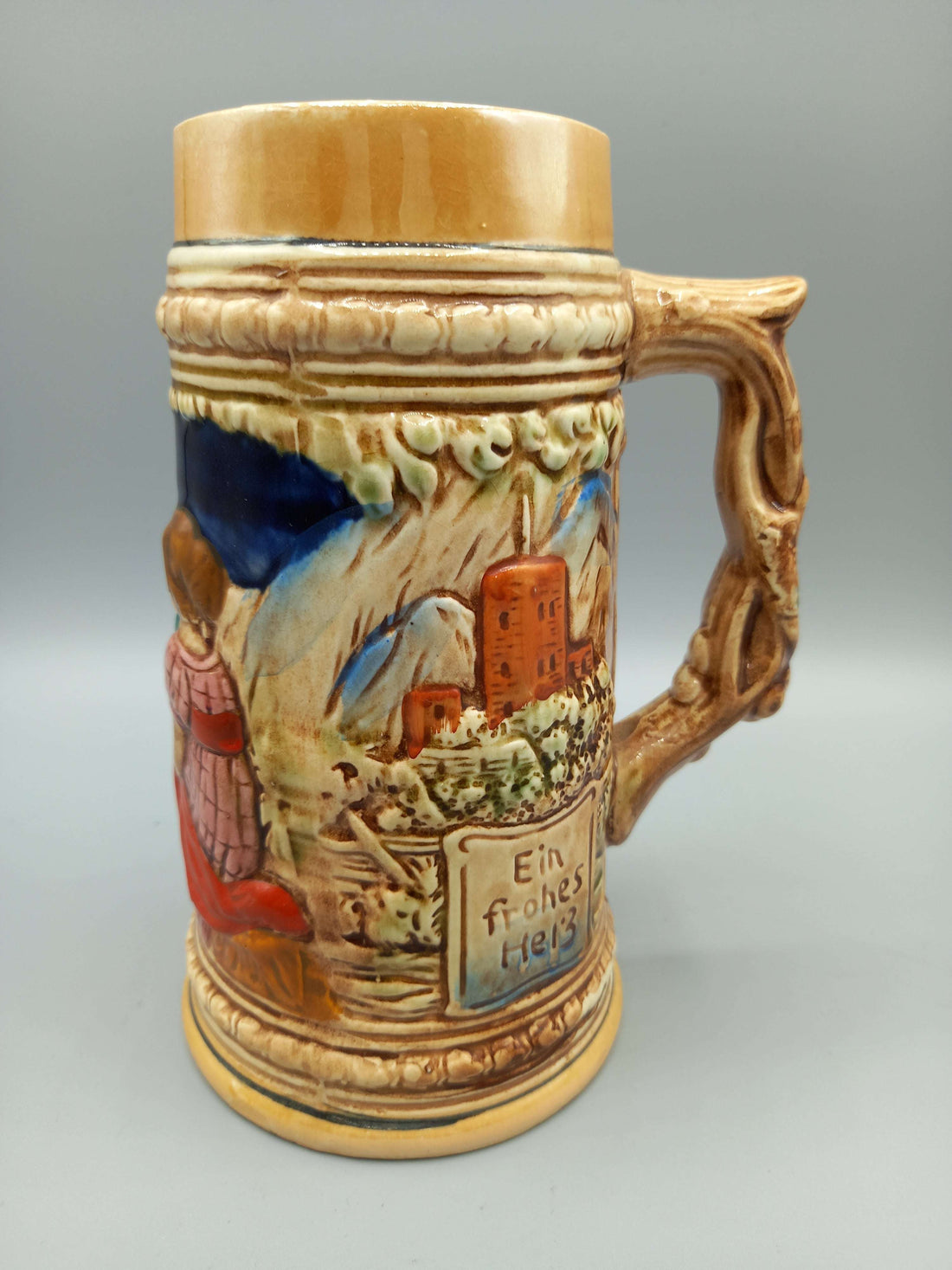 Jarra de cerveza alemana de cerámica – Calidades excepcionales con relieve de castillo y paisaje montañoso. Ideal para decoración o coleccionistas.