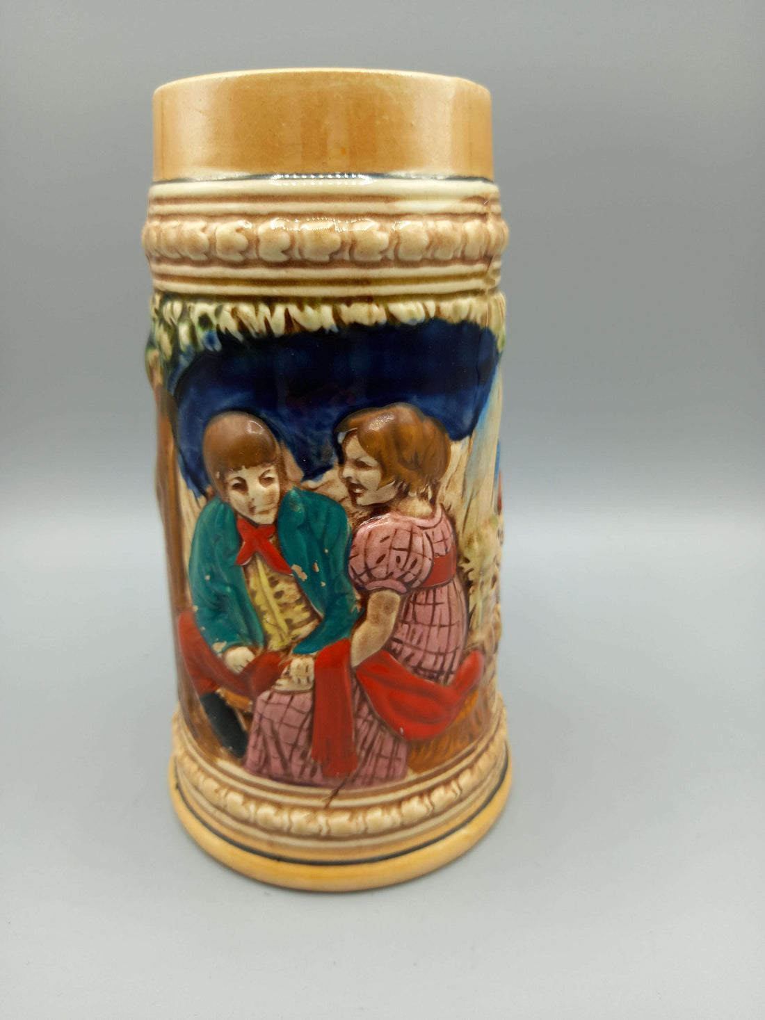 Jarra de cerveza alemana de cerámica – Calidades excepcionales con relieve de castillo y paisaje montañoso. Ideal para decoración o coleccionistas.