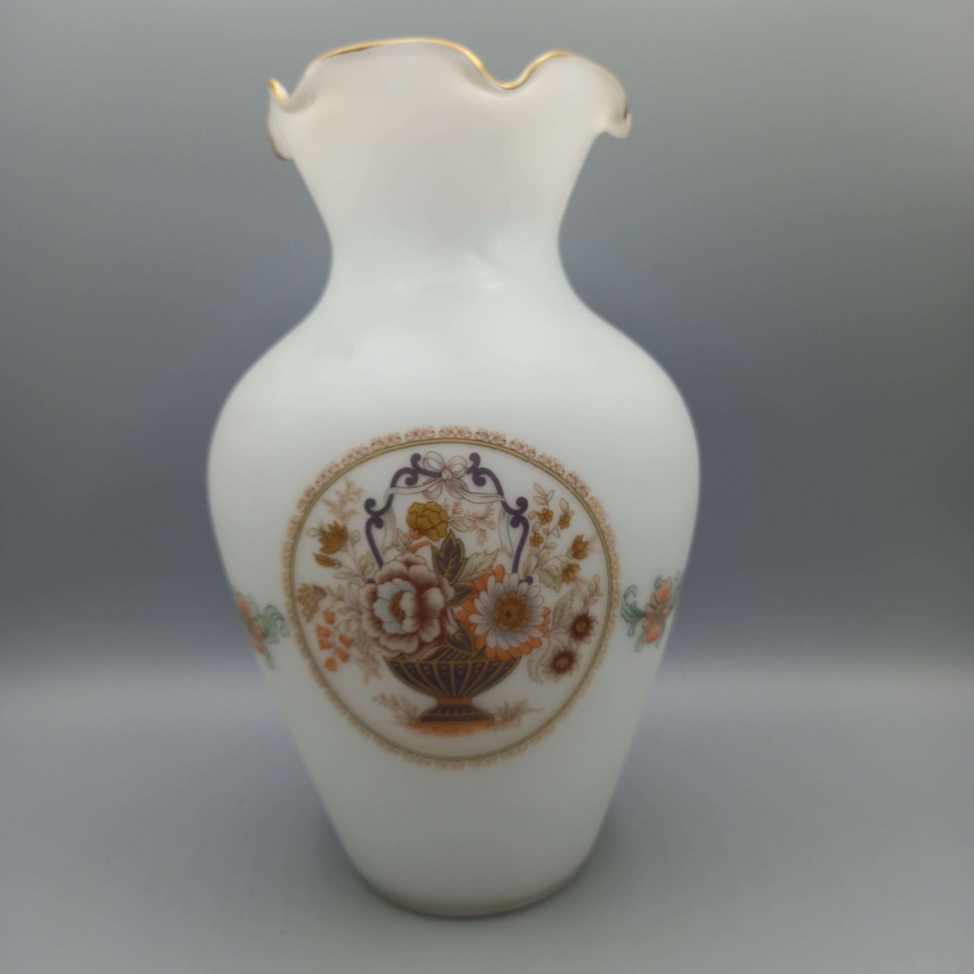 Jarrón decorativo en cristal blanco de calidad premium con diseño floral antiguo, ideal para decoración elegante de interiores.