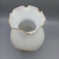 Jarrón decorativo en cristal blanco de calidad premium con borde ondulado y detalles dorados, ideal para decoración elegante de interiores.