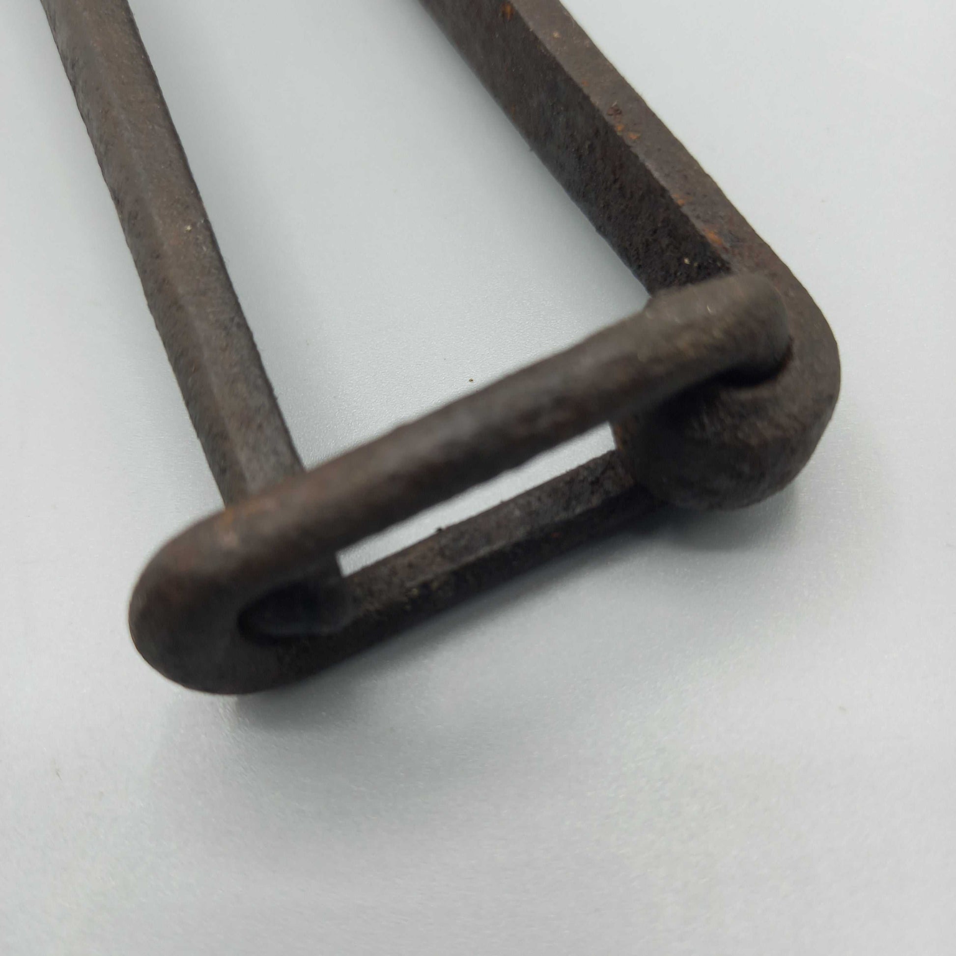 Detalle de alicate/mordaza con seguro antiguo de alta calidad – Vintage, ideal para decoración rústica en hogar o jardín.