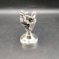 Sello de lacre caballos en metal plateado de 7cm con diseño detallado de dos cabezas de caballo entrelazadas. Ideal para decoración vintage o coleccionismo.
