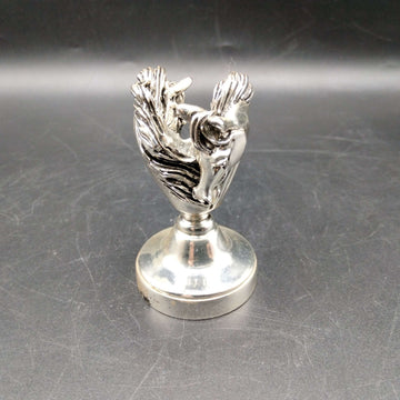 Sello de lacre caballos en metal plateado de 7cm con diseño detallado de dos cabezas de caballo entrelazadas. Ideal para decoración vintage o coleccionismo.