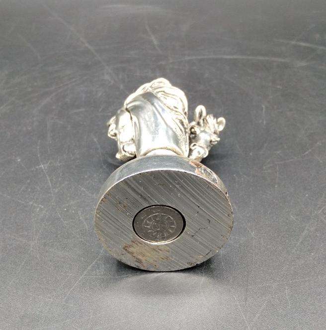 Sello de lacre caballos en metal plateado de 7 cm con diseño detallado de cabezas de caballo. Ideal como decoración vintage para hogar o colección.