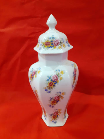 Tibor con motivo floral exclusivo en porcelana blanca con flores vintage, ideal para decorar salones clásicos o colecciones elegantes.